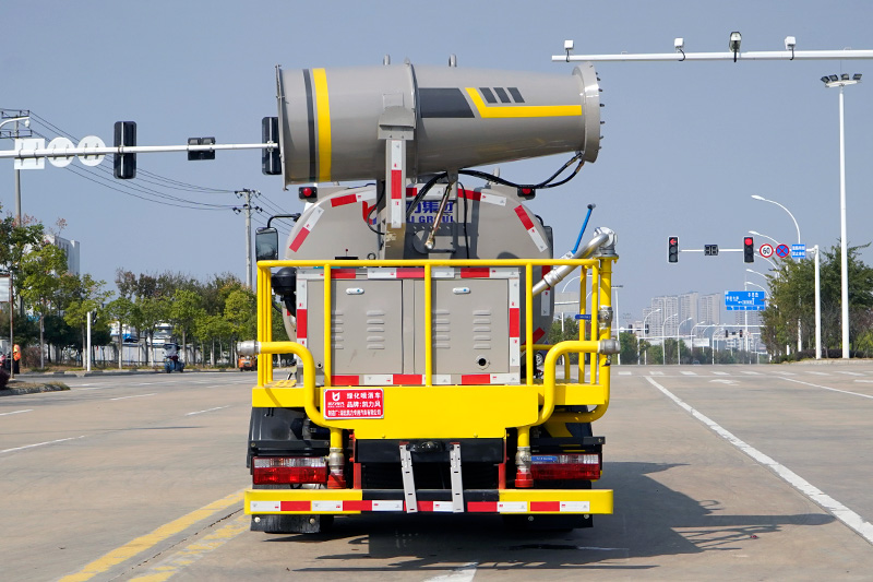 D6   5方洒水、雾炮车